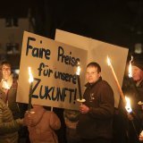 Dans le canton de Zurich, des agriculteurs et agricultrices ont demandé vendredi soir des prix justes pour leur travail. KEYSTONE/ENNIO LEANZA